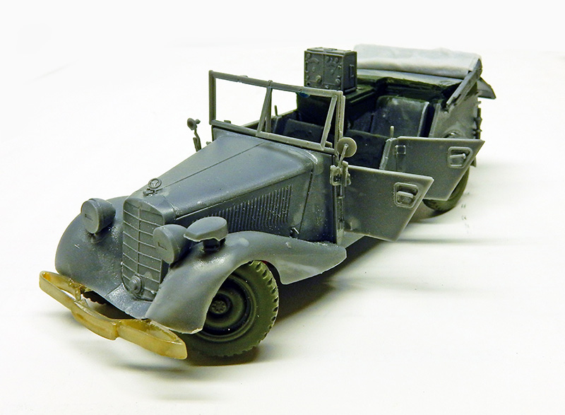 Maquette de voiture d'état-major allemande en cours de montage, non peinte, sur fond blanc