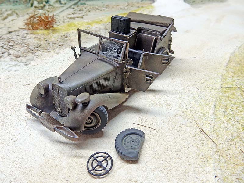 Voiture d'état-major allemande patinée avec roue de secours détachée, en cours de montage