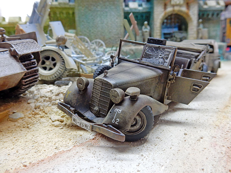 Voiture d'état-major allemande abandonnée dans les gravats, diorama Die Burg 1945