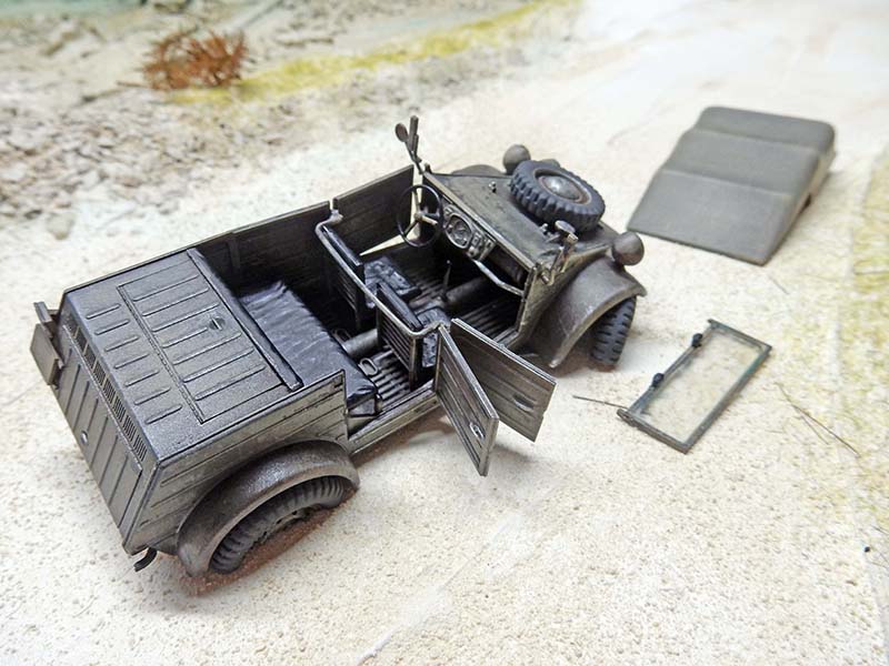 Kübelwagen allemand peint et patiné, portes ouvertes, capote et pare-brise encore séparés