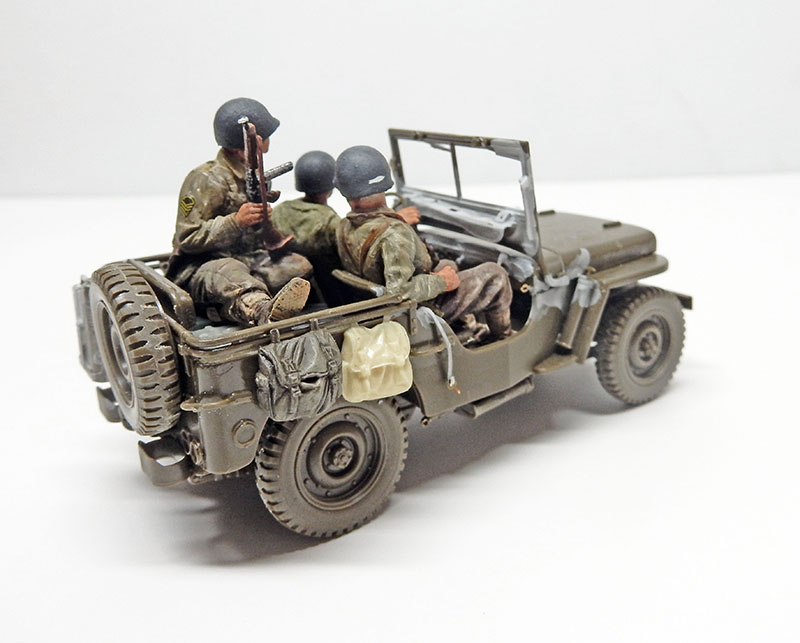 Jeep Willys américaine peinte avec trois figurines de soldats casqués, vue arrière