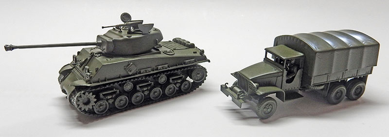 Char Sherman et camion militaire peints en vert olive, sans décor, sur fond neutre