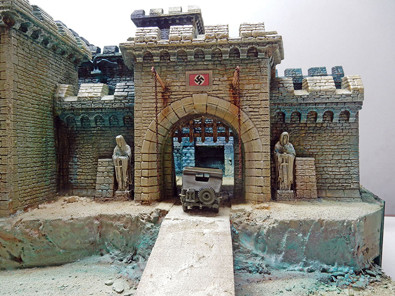 Diorama du château Die Burg 1945, porte fortifiée avec pont-levis et véhicule allemand