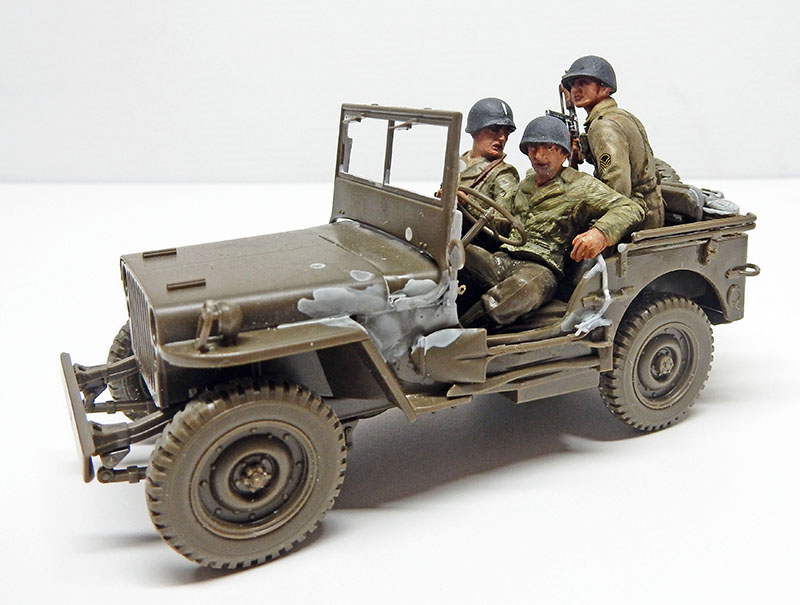Jeep Willys américaine peinte avec trois figurines de soldats casqués, fond neutre