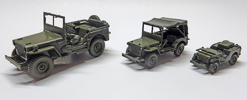 Trois maquettes de Jeep Willys vert olive à différentes échelles, comparées sur fond neutre