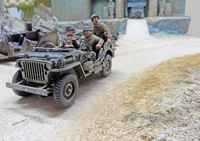Jeep américaine avec trois soldats sur une piste poussiéreuse, diorama Die Burg 1945