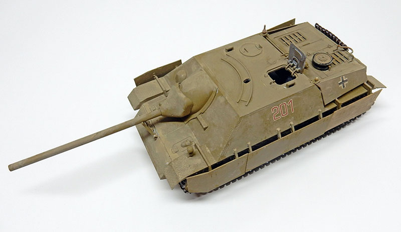 Maquette de chasseur de chars Jagdpanzer IV numéro 201 en teinte sable, sur fond neutre