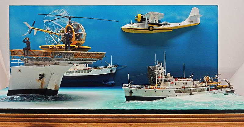 Diorama maquette de la Calypso avec hélicoptère sur la plateforme, hydravion et navires océanographiques en mer
