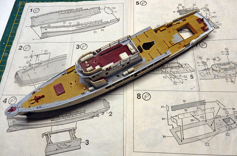 Maquette de la Calypso en cours de montage posée sur la notice illustrée