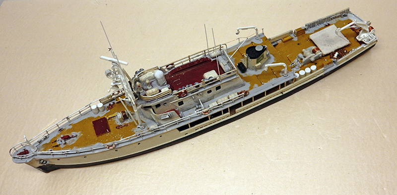 Maquette du navire océanographique Calypso de Cousteau vue de trois quarts sur fond gris