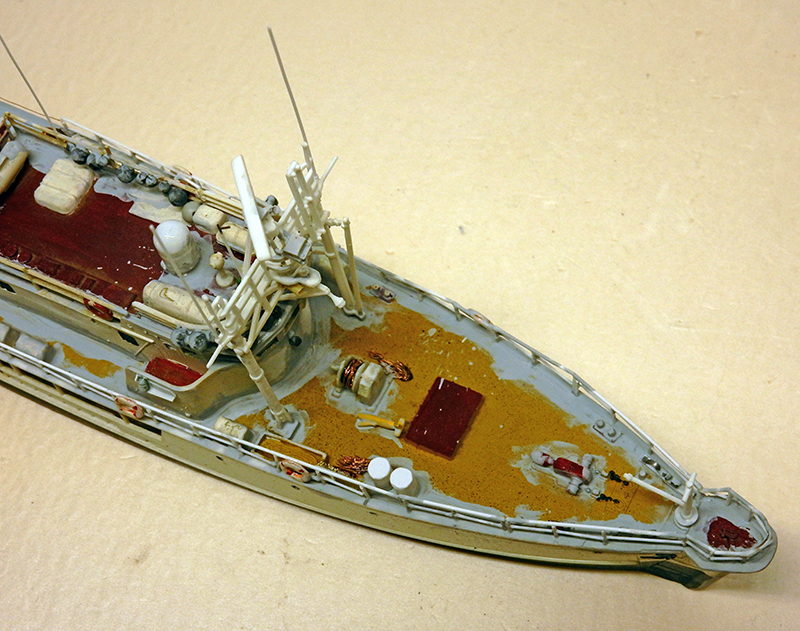 Maquette de la Calypso en cours de montage, pont avant détaillé avec superstructures et accastillage