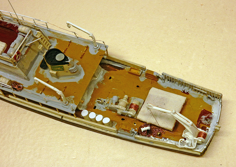 Pont arrière de la maquette de la Calypso en construction avec détails et accastillage en cours de montage
