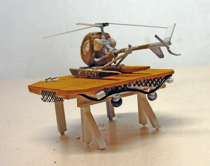 Maquette d'hélicoptère Calypso sur la plateforme en bois du diorama Cousteau en construction