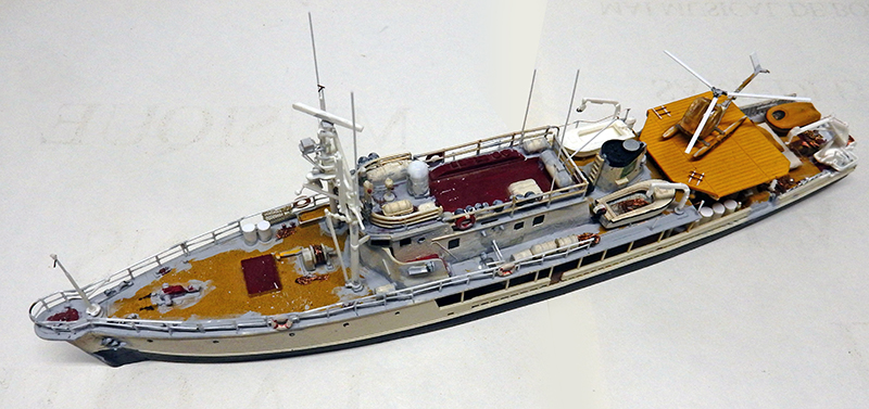 Maquette du navire La Calypso de Cousteau avec hélicoptère jaune sur le pont arrière