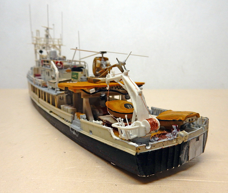 Maquette du navire Calypso de Cousteau avec hélicoptère, grue et soucoupe plongeante sur le pont arrière