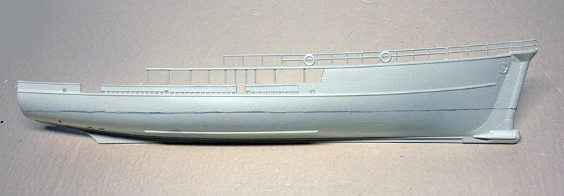 Demi-coque grise en plastique du navire Calypso assemblée pour le diorama Cousteau