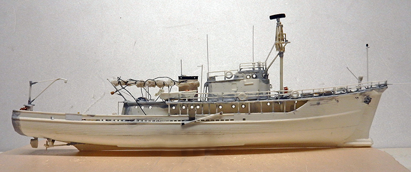 Maquette du navire océanographique Calypso en cours de montage, vue de profil bâbord