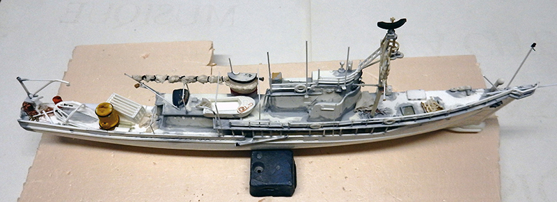 Maquette du navire océanographique Calypso de Cousteau vue de profil sur socle