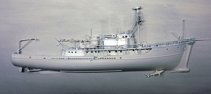 Maquette grise du navire océanographique Calypso vue de profil avec gréement détaillé