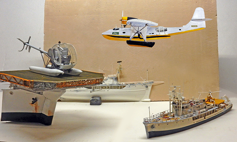 Maquettes du diorama Cousteau : navire Calypso, hydravion Catalina, hélicoptère sur plateforme et yacht
