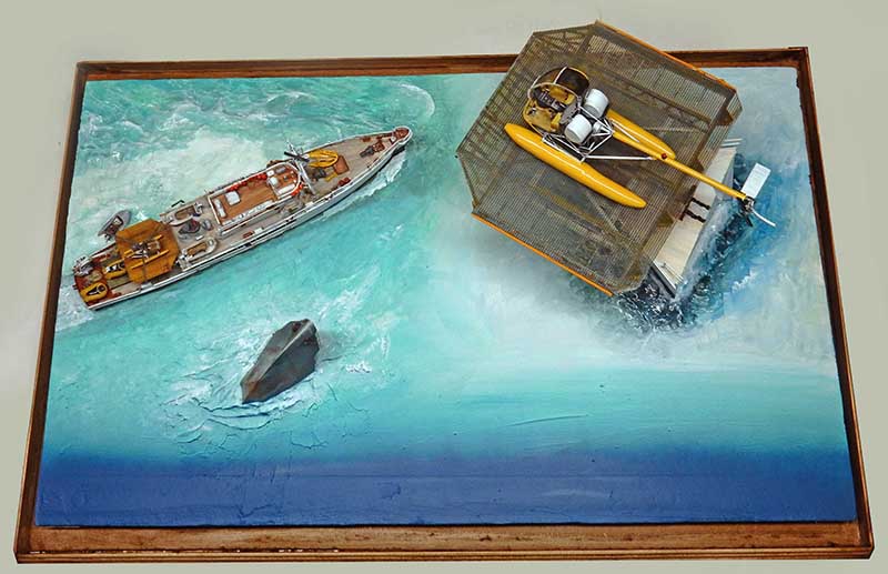 Diorama de la Calypso de Cousteau avec hélicoptère jaune sur mer turquoise