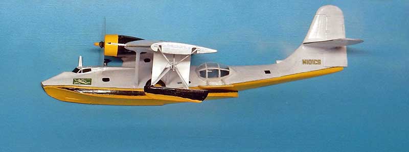 Maquette d'hydravion Catalina blanc et jaune de l'équipe Cousteau en vol