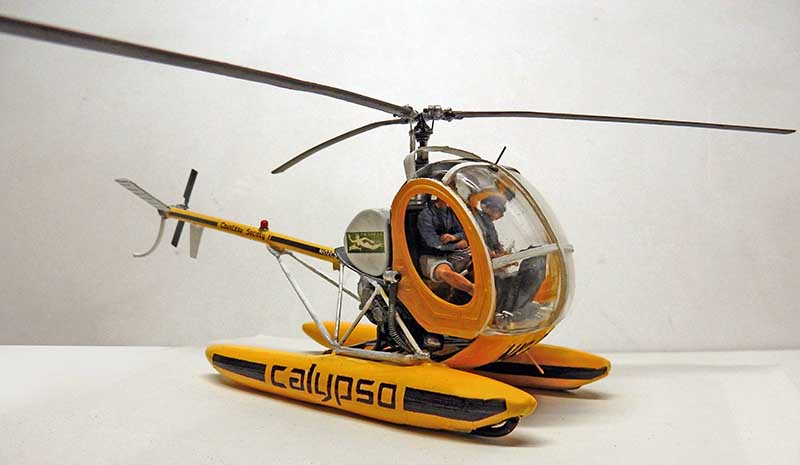 Maquette d'hélicoptère jaune Calypso à flotteurs avec deux figurines pilotes du diorama Cousteau