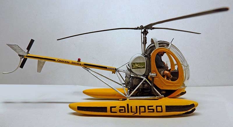 Maquette d'hélicoptère jaune Calypso de la Cousteau Society avec flotteurs et pilote