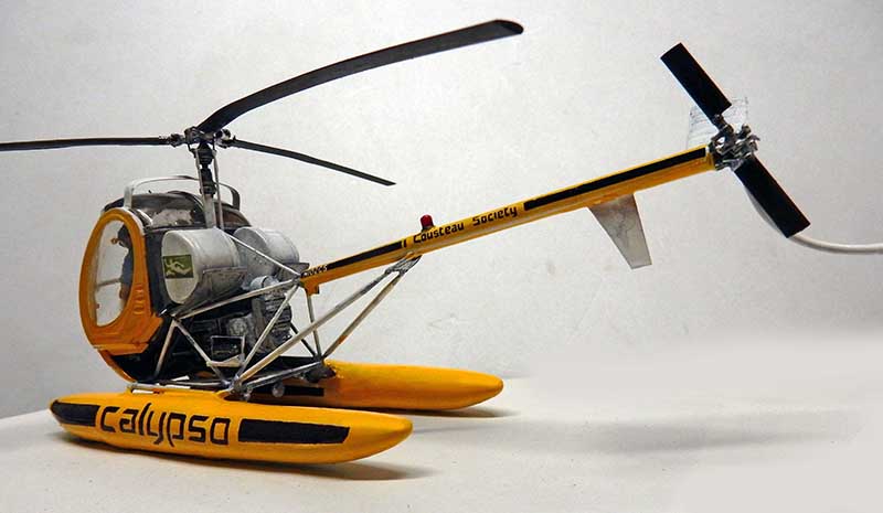 Maquette d'hélicoptère jaune Calypso de la Cousteau Society avec flotteurs et rotor