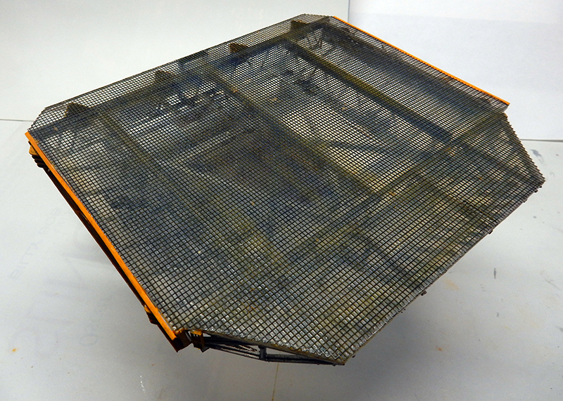 Maquette de proue de coque recouverte d'un fin grillage métallique sur structure orange