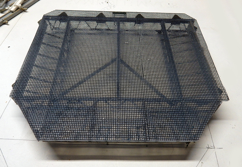 Structure de la proue en grillage photodécoupé pour le diorama du Calypso de Cousteau
