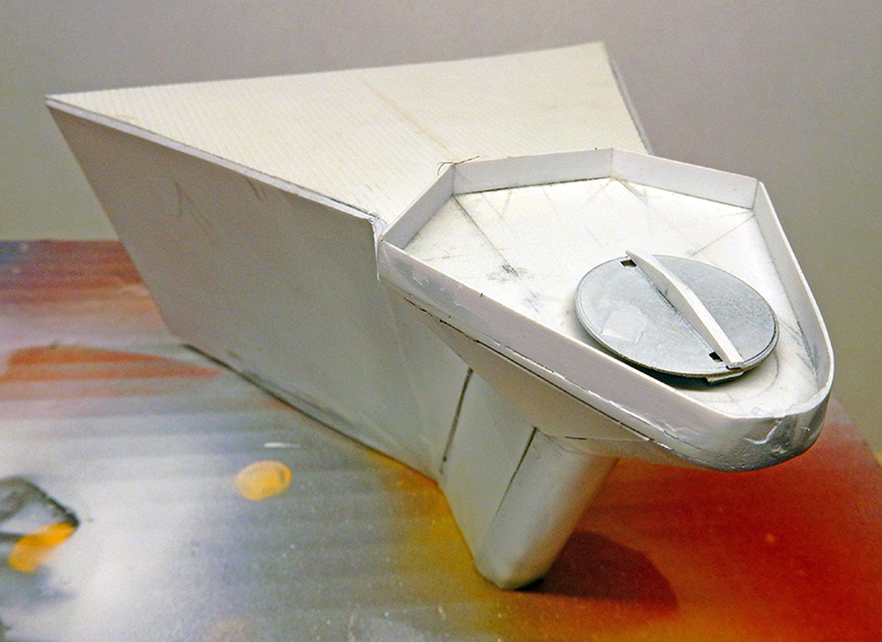 Maquette en carton blanc de la proue du navire Calypso avec plateforme avant