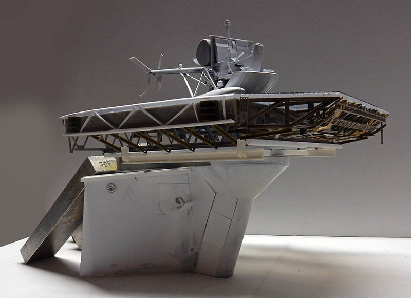 Maquette de la proue du navire Calypso en construction avec structure interne du pont apparente