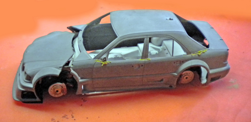 Maquette de voiture accidentée gris mat sans roues, carrosserie endommagée pour une scène de tournage