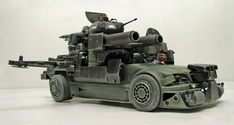 Maquette de véhicule de combat sci-fi vert kaki armé de canons et mitrailleuses