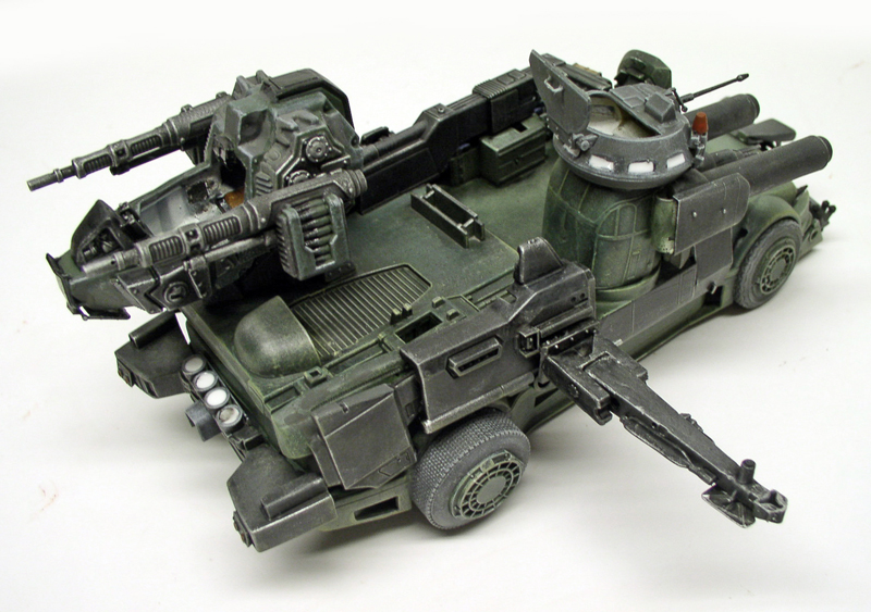 Maquette de véhicule militaire futuriste vert armé de canons pour scène sci-fi