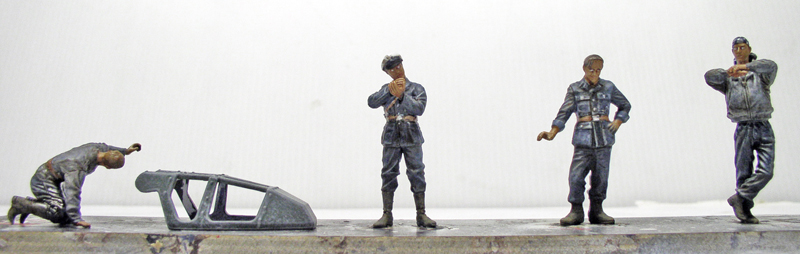 Figurines de soldats en uniforme et élément de cockpit peints pour une scène de tournage