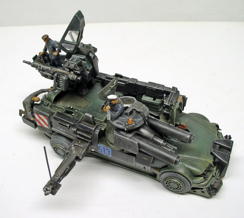 Maquette de véhicule militaire science-fiction vert kaki avec figurines, canon et numéro 513