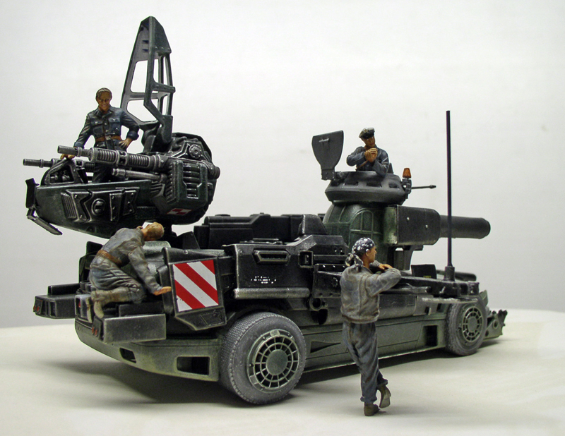Maquette de véhicule militaire science-fiction avec figurines de soldats et tourelle armée