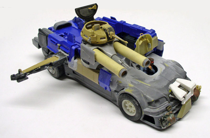 Maquette de véhicule de combat futuriste armé de canons en cours de montage et peinture