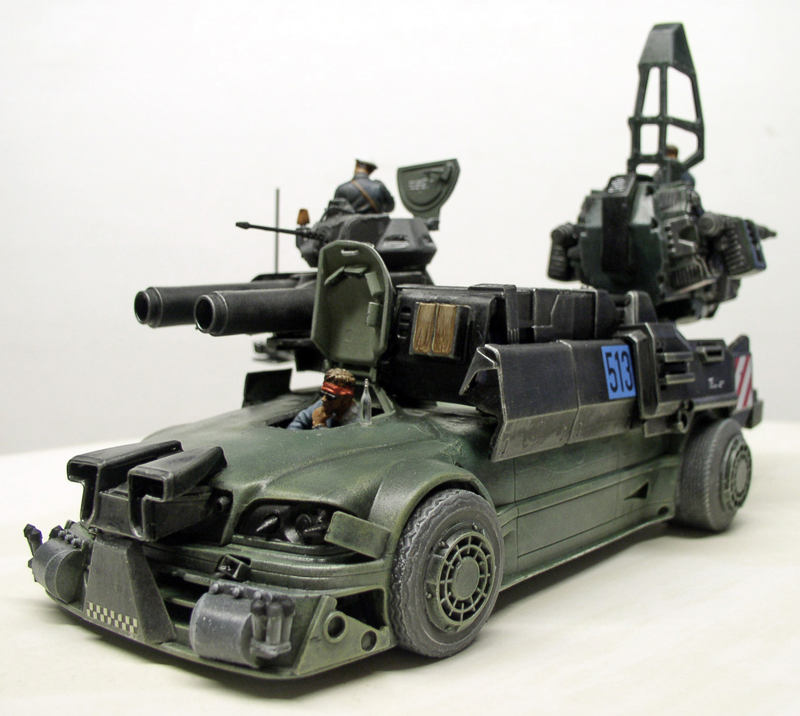 Maquette de véhicule de combat futuriste vert armé avec figurines et canons, scène sci-fi