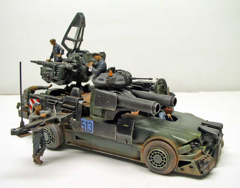 Maquette de véhicule de combat futuriste armé de canons avec figurines de soldats