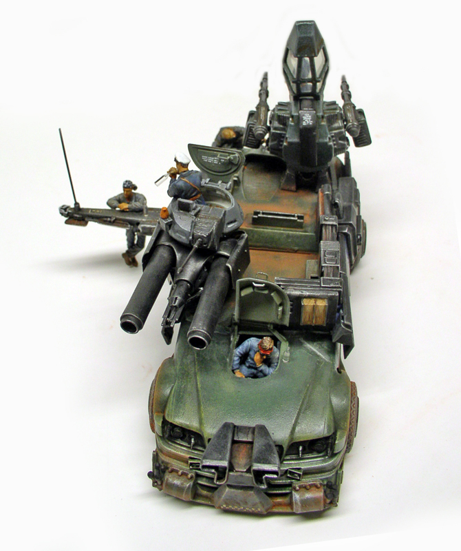 Maquette de véhicule de combat sci-fi armé de canons avec figurines d'équipage, scène de tournage