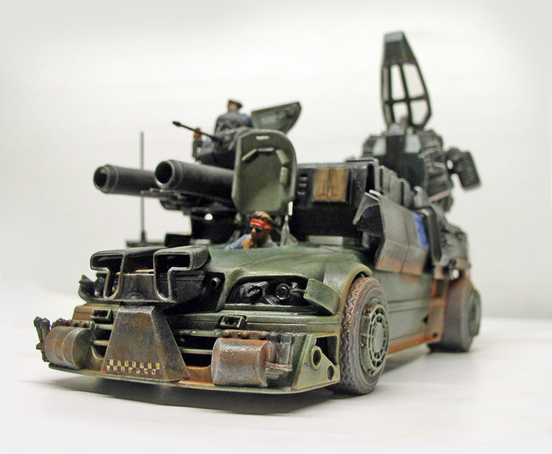 Maquette de véhicule blindé de combat post-apocalyptique avec canon, figurines et patine rouille usée