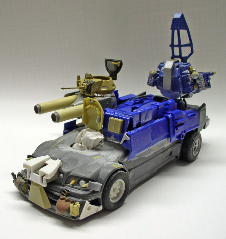 Maquette de véhicule de combat sci-fi bleu et gris avec canons et tourelle