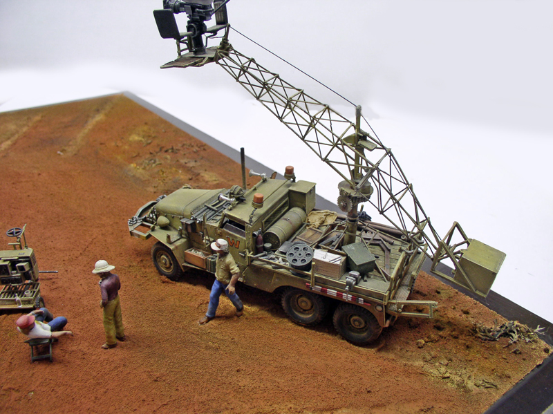 Diorama maquette d'un camion militaire équipé d'une grue caméra avec figurines de techniciens sur terrain désertique