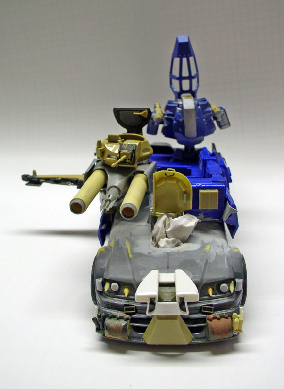Maquette de véhicule de combat futuriste armé de canons jaunes et tourelle bleue
