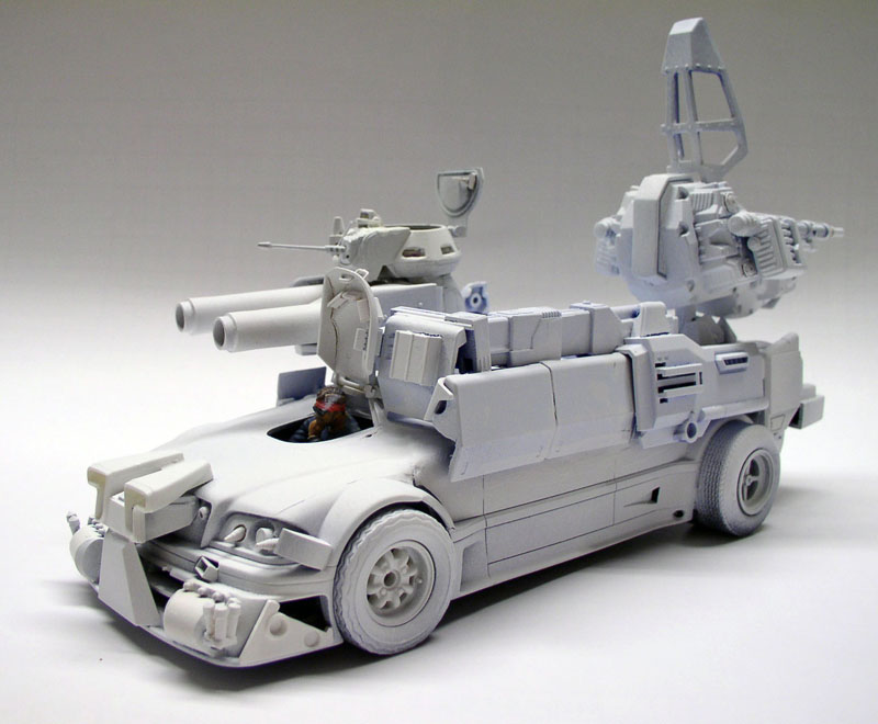 Maquette de véhicule de combat sci-fi non peinte, hérissée de canons et d'armes, avec figurine pilote