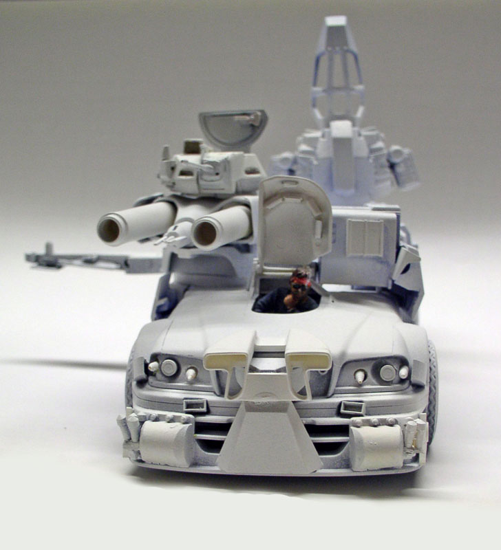 Maquette de véhicule de combat sci-fi blanc avec double canon et figurine de pilote