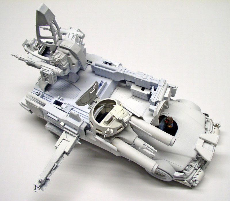 Maquette de véhicule blindé futuriste gris non peint avec canons, tourelle et cockpit détaillés